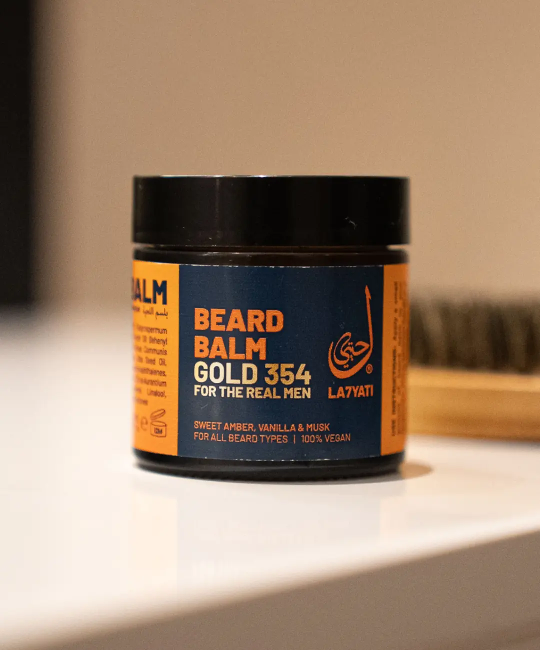 Beard Balm op een lichte plank in de badkamer