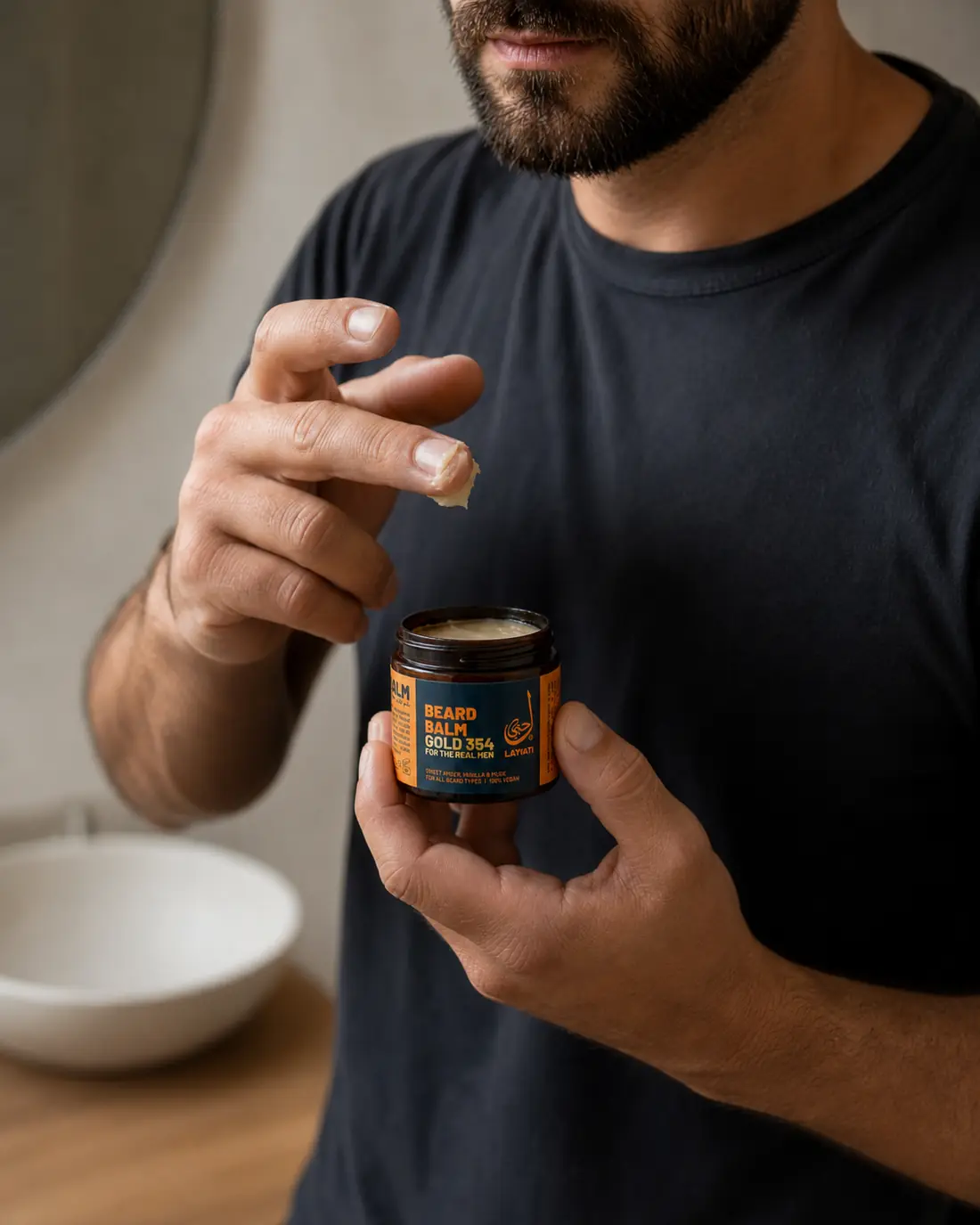 Man neemt een beetje Beard Balm uit de pot