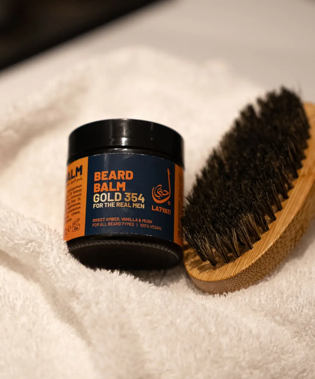 Beard Balm op een handdoek naast een baardborstel