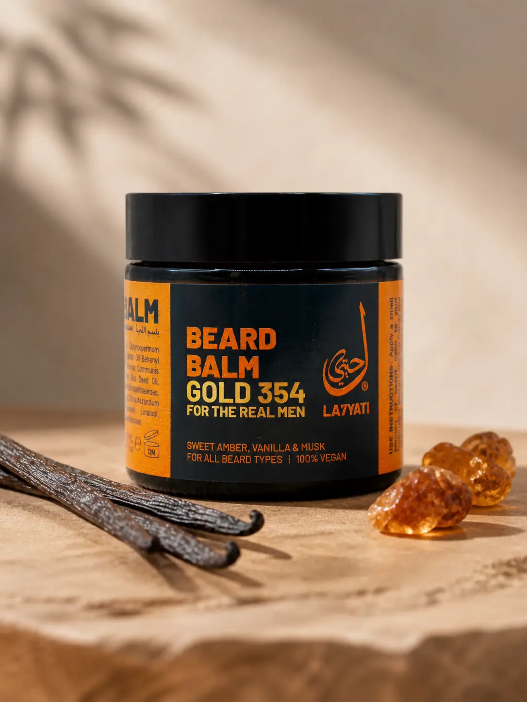 Beard Balm naast vanillestokjes en amberhars, de basis van de geur
