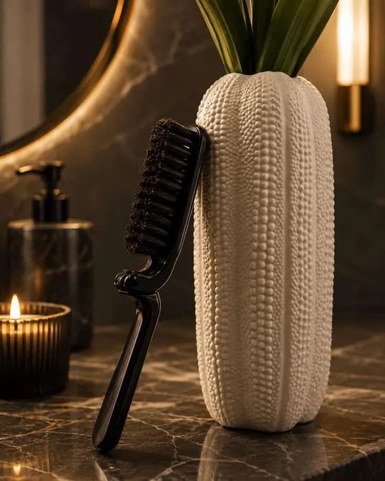Travel Brush in de badkamer
